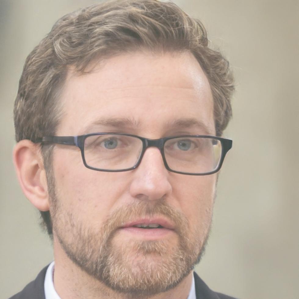 Portrait de Luc Beaumont, analyste financier